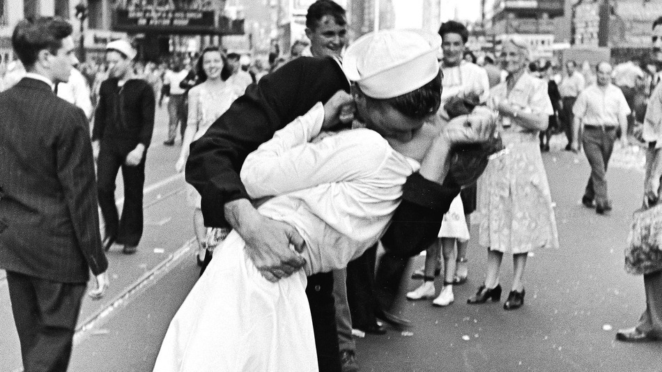 Eisenstaedt Sailor Kiss Vj Day